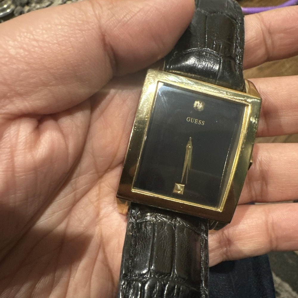Working Vtg GUESS Mens Gold‎ ToneRectangle Oversize Black watch 37mm Fit 8.5in - Picture 10 of 10